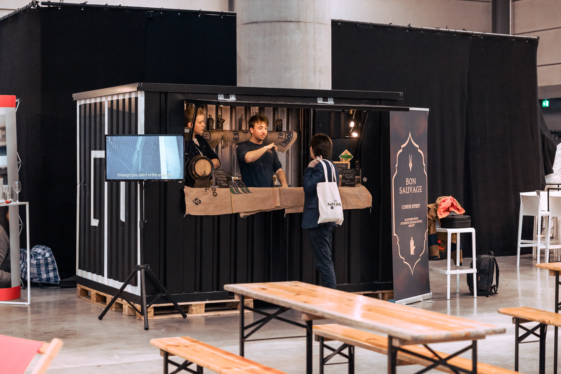 Barista's en personeel serveren koffie op locatie
